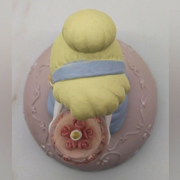 Precious Moments Walt Disney
Musical Birthday Cinderella - Picture 5 of 7